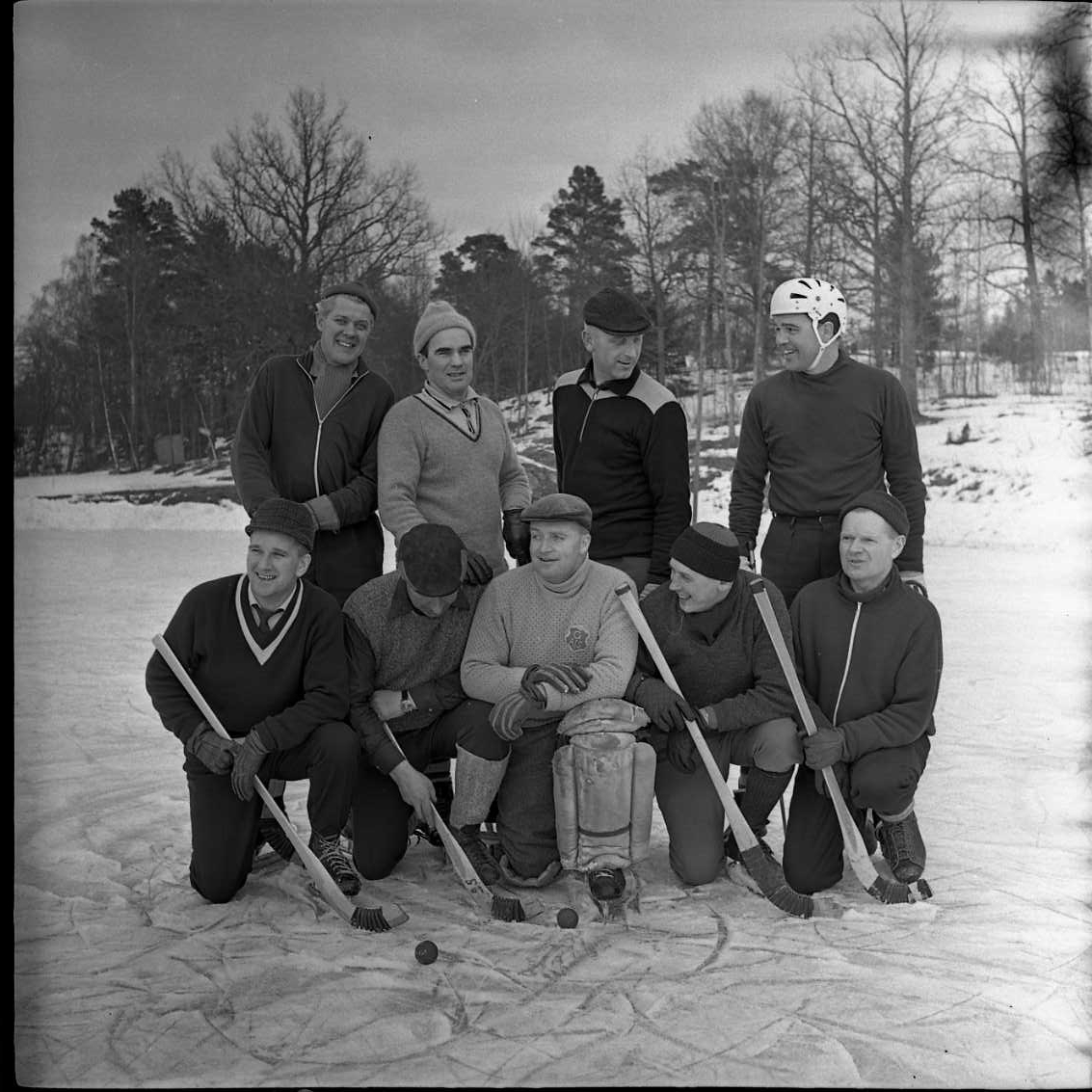 Lagbild med Gränna AIS veteranlag i bandy 1966. På bilden syns Lennart Blom, H Magnusson, I Karlsson, I Lagosi, S-E Thörn, "Kanon" Moreau, "Lalle", "Rulle" och "Knatten. De befinner sig sannolikt på Åsavallen, Grännaberget.