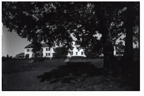 Fagereds Sanatorium, uppfört 1912-1914. 14 fotografier förmodligen tagna av överläkare Victor Steffen. Arkitekt var Rudolf Lange och man hade 96 platser för tuberkolossjuka. På bilderna 4-5, 7 och 13 syns sanatoriet med Obbhults gård till vänster, på vars mark hemmet byggdes. Gården är numera riven. 
Bild 10: Hemmet med maskinhuset till vänster. Bild 4: Högvadsån i förgrunden, sanatoriet och Obbhults gård (bakom björkarna). Bild 3, 8: Vy över landskapet och sanatoriet från en utkiksplats med bänk.