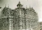 Kalmar domkyrka inklädd i byggnadsställningar under restaureringen 1914.