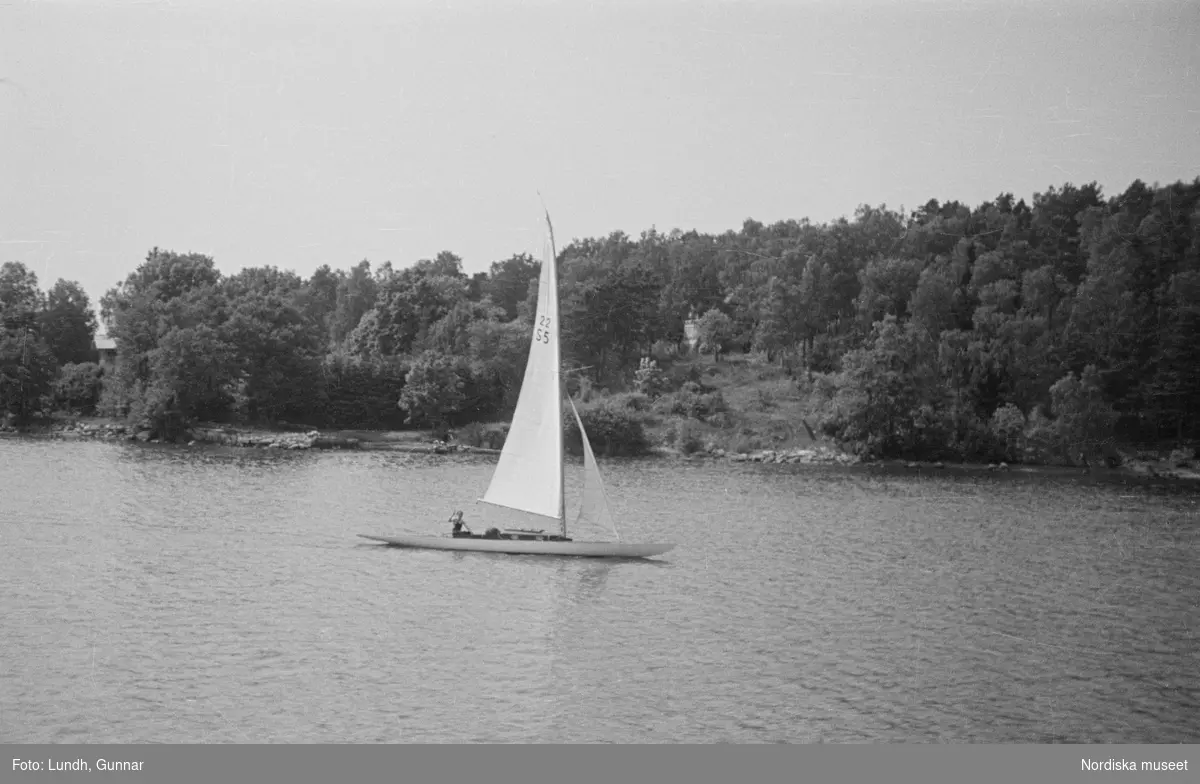 Motiv: Stockholm - Vaxholm;
Människor på en brygga med skylt "Edlunda", en segelbåt, människor på en brygga med skylt "Höganäs".

Motiv: Vaxholm;
Människor står på en brygga och en båt lägger till, en segelbåt, två män lyfter backar med flaskor på en brygga, folksamling vid möbler utställda på en grusplan (troligen en auktion).