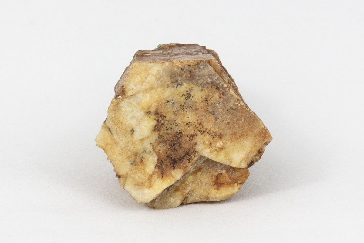 Ett mineral med sexkantig kristallform. Den formen är tydlig i detta exemplar. Det som glittrar är vit glimmer.  Beryll används bland annat till smycken och kan ha flera olika färger som den får av olika orenheter. En extremt klar, genomskinlig variant som är grön kallas smaragd, akvamarin om den är blå, bixbit om den är röd och heliodor om den är gul. Exemplaret kommer från Italien och ingår i Adolf Andersohns samling.

Bergart/Fossil/Mineral: beryll
Varietet: 
Klassificering: silikat
Paragenes: beryll xx, glimmer

Land: Italien
Fyndplats: okänd

Stuffen ingår i samlingen från Adolf Andersohn.

Mått och vikt: lös xx; 25x 25x 50 mm, 53.69 g
