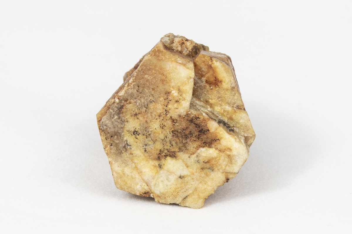Ett mineral med sexkantig kristallform. Den formen är tydlig i detta exemplar. Det som glittrar är vit glimmer.  Beryll används bland annat till smycken och kan ha flera olika färger som den får av olika orenheter. En extremt klar, genomskinlig variant som är grön kallas smaragd, akvamarin om den är blå, bixbit om den är röd och heliodor om den är gul. Exemplaret kommer från Italien och ingår i Adolf Andersohns samling.

Bergart/Fossil/Mineral: beryll
Varietet: 
Klassificering: silikat
Paragenes: beryll xx, glimmer

Land: Italien
Fyndplats: okänd

Stuffen ingår i samlingen från Adolf Andersohn.

Mått och vikt: lös xx; 25x 25x 50 mm, 53.69 g
