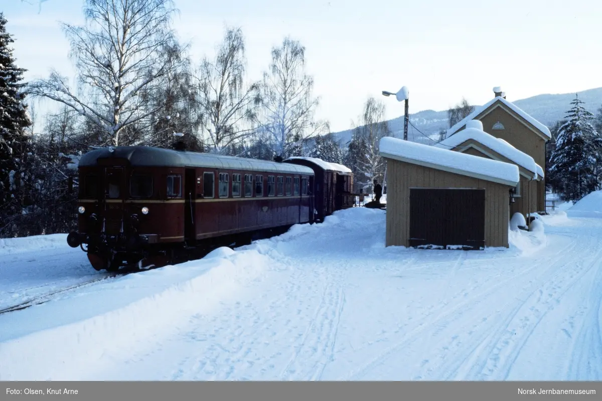 Dieselmotorvogn BM 86 20 med persontog til Rødberg på Veggli stasjon