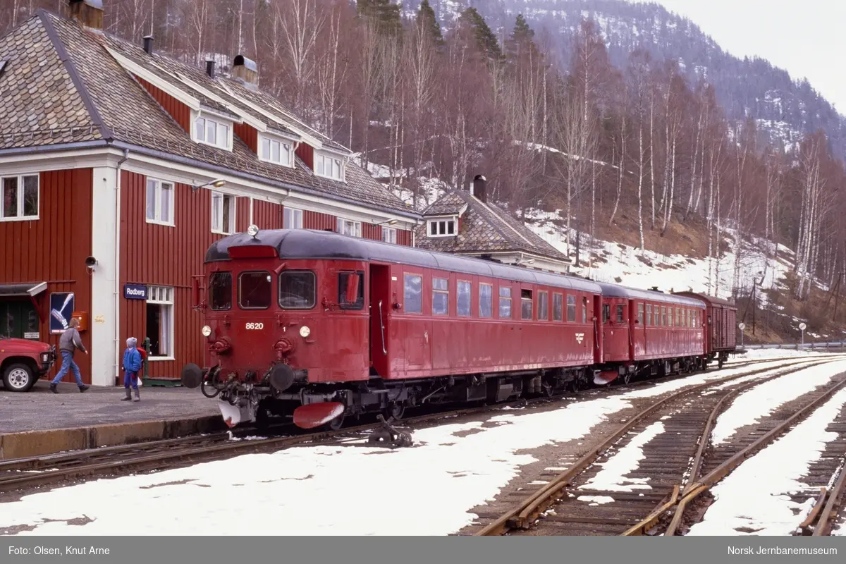 Dieselmotorvognene BM 86 20 og BM 86 27 med persontog til Kongsberg på Rødberg stasjon