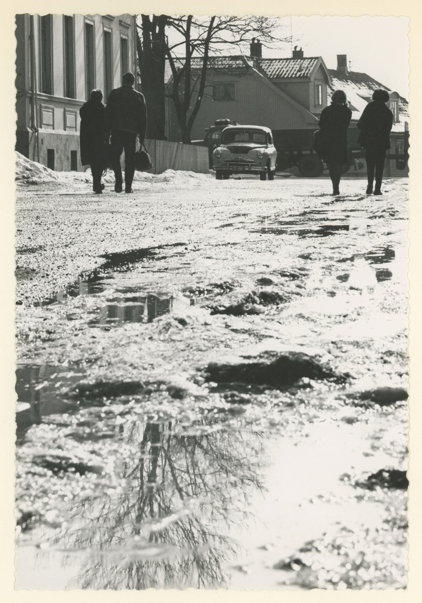 Fotograf har stått ved inngangen til Moss bedehus/Arena.
Detaljer: På venstre side, eiendommen til gamle Værlegata 2a. Rett frem, Værlegata 4. Riksvei 19 går på tvers i bildet.
Historikk: Denne delen av Kirkegata het tidligere Værlegata. Adressen 2 og 4 er revet i dag til fordel for rundkjøringen ved Kransen.


