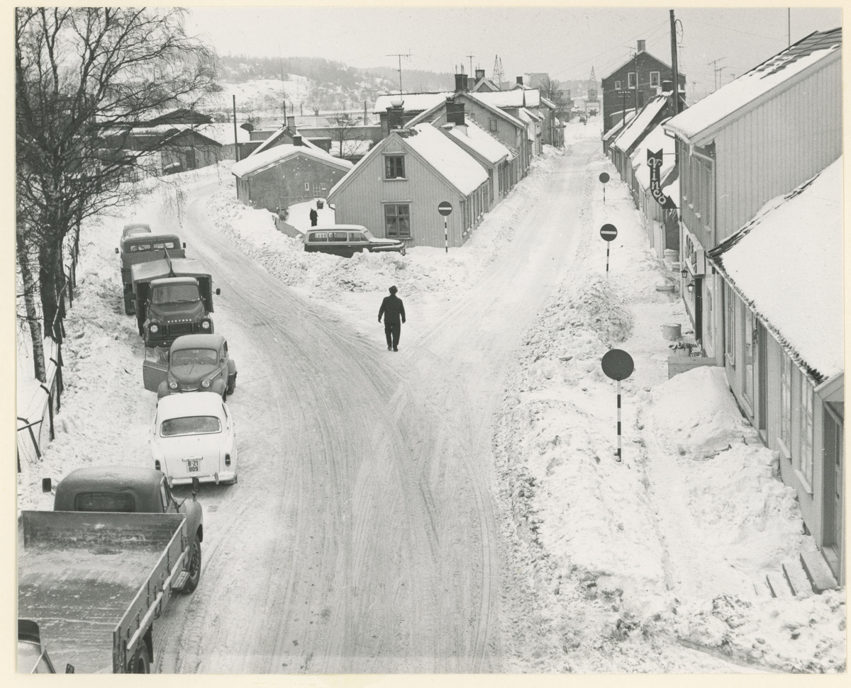 Fotograf har stått på den nye Rådhusbroen.
Detaljer: Restauranten "Le Petit Vinco" på høyre side.
Historikk: Vinco var svært populær blant ungdom. Promenadekafeen var tidligere der.