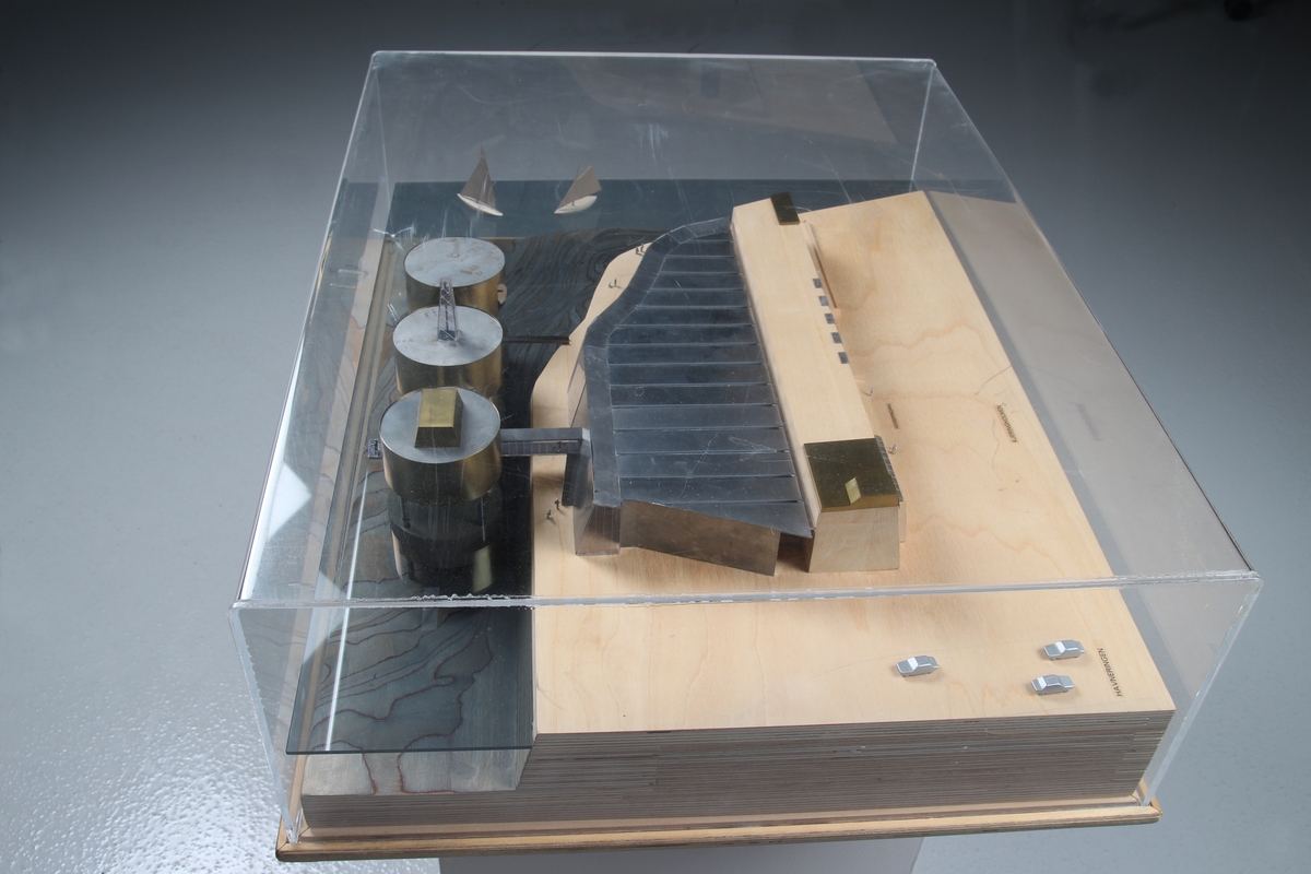 Modellen ble laget etter arkitektkonkurransen, men før bygget ble prosjektert. Modellen avviker derfor noe i forhold til slik bygningen til slutt er blitt utformet.

Monteret er 67cm x 52 x 13. Bygningen er 40cm x 17 x 6 uten sylindre i sjøen.
Montert på sokkel 50 cm høy.