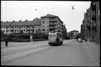 Vid Margaretaplatsen söder ut på Drottninggatan trafikerar Helsingborgs Stads Spårvägar, HSS F2 52 .