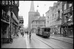 Århus Sporveje, ÅS spårvagn 52 på Sankt Clemens Torv mot norr. Längst ner i bild ses domkyrkan i Århus.