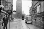 Bilden är tagen från Store Torv sett genom Borgporten från Lille Torv . Framför domkyrkan längst ner i bild ses Århus Sporveje, ÅS spårvagn 1.