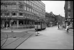 På Banegårdsgaden vid Banegårdspladsen står Århus Sporveje, ÅS spårvagn 14. Spåret till vänster leder mot Marselisborg.