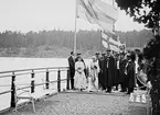 Prins Wilhelm besöker Thorönsborg i samband med dennes manöver i östgötska skärgården 1915. Vid den reslige prinsens högra sida ses godsets ägarinna Ebba Mörner.