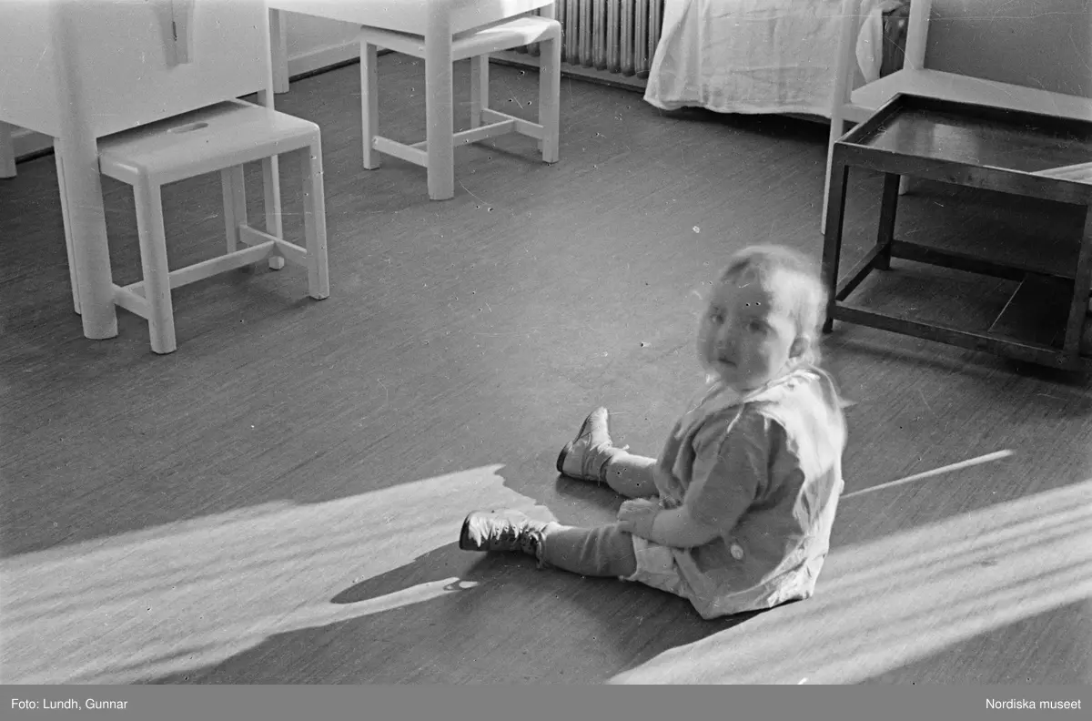 Motiv: H.S.B.s lekstuga vid Fredhäll (HSB);
Ett barn ligger i en säng.

Motiv: H.S.B.s lekstuga vid Fredhäll (HSB);
Ett barn sitter på golvet, en barn sitter i en säng, barn sover i sängar, pojkar spelar kula.

Motiv: H.S.B.s lekstuga på Skeppargat. (gärdet) (Skeppargatan) (HSB);
Porträtt av ett barn, en kvinna och ett barn, ett barn äter.