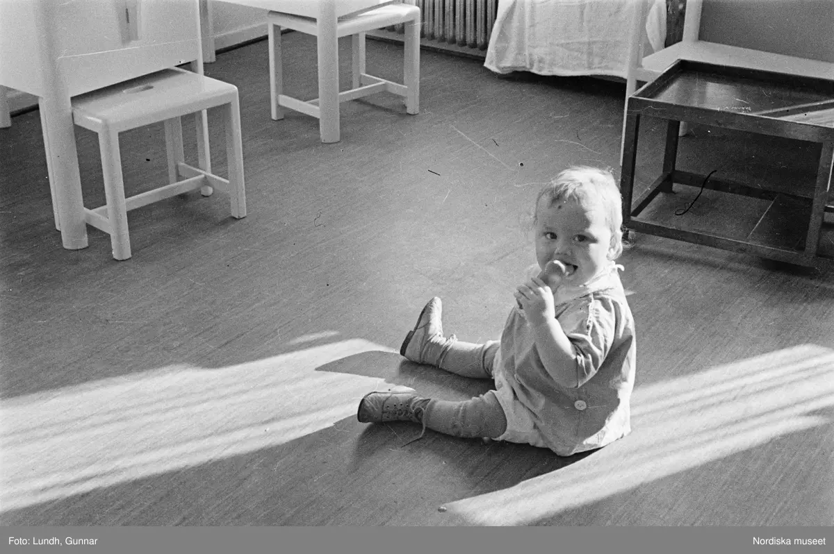 Motiv: H.S.B.s lekstuga vid Fredhäll (HSB);
Ett barn ligger i en säng.

Motiv: H.S.B.s lekstuga vid Fredhäll (HSB);
Ett barn sitter på golvet, en barn sitter i en säng, barn sover i sängar, pojkar spelar kula.

Motiv: H.S.B.s lekstuga på Skeppargat. (gärdet) (Skeppargatan) (HSB);
Porträtt av ett barn, en kvinna och ett barn, ett barn äter.