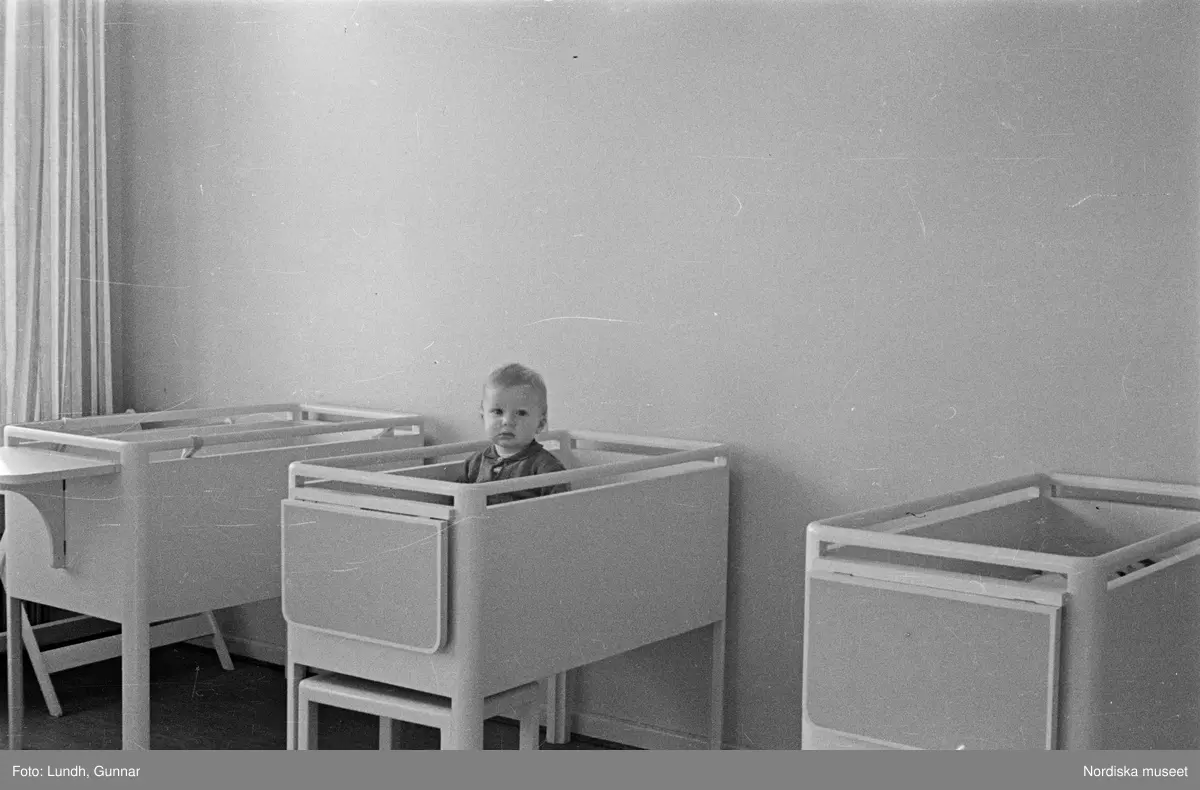 Motiv: H.S.B.s lekstuga vid Fredhäll (HSB);
Ett barn ligger i en säng.

Motiv: H.S.B.s lekstuga vid Fredhäll (HSB);
Ett barn sitter på golvet, en barn sitter i en säng, barn sover i sängar, pojkar spelar kula.

Motiv: H.S.B.s lekstuga på Skeppargat. (gärdet) (Skeppargatan) (HSB);
Porträtt av ett barn, en kvinna och ett barn, ett barn äter.