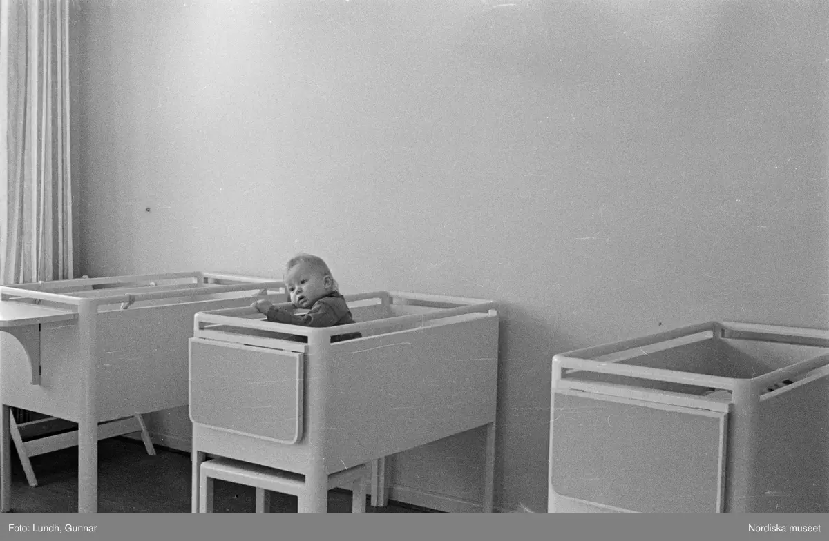Motiv: H.S.B.s lekstuga vid Fredhäll (HSB);
Ett barn ligger i en säng.

Motiv: H.S.B.s lekstuga vid Fredhäll (HSB);
Ett barn sitter på golvet, en barn sitter i en säng, barn sover i sängar, pojkar spelar kula.

Motiv: H.S.B.s lekstuga på Skeppargat. (gärdet) (Skeppargatan) (HSB);
Porträtt av ett barn, en kvinna och ett barn, ett barn äter.