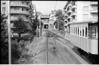 Spårväg mellan bostadshus i Lausanne, på sträckan mellan Lausanne station och Ouchy.