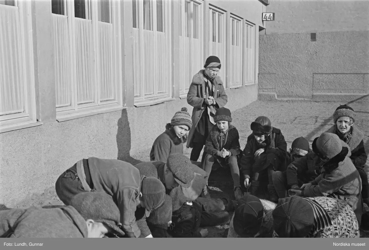 Motiv: H.S.B.-hus vid Kristineberg (HSB);
Möbler på ett lastbilsflak, en grupp män lastar av möbler och bohag utanför ett hyreshus, en kvinna tvättar ett skyltfönster med skylt "Pappershandel", exteriör av hyreshus.

Motiv: H.S.B.s lekstuga vid Fredhäll (HSB);
Barn sitter och ritar och en kvinna instruerar, barn sitter på en soffa, barn vid ett fönster, barn leker, ett barn ligger i en säng.