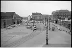 Vy över Centralstation Vorplatz, hållplats för buss och spårvagnar i Karlsruhe, Tyskland.