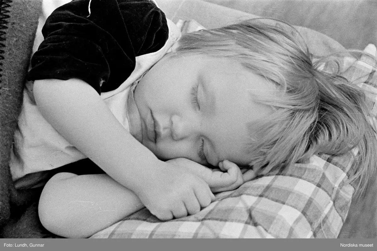Motiv: H.S.B.s lekstuga vid Fredhäll (HSB);
Ett barn ligger i en säng.

Motiv: H.S.B.s lekstuga vid Fredhäll (HSB);
Ett barn sitter på golvet, en barn sitter i en säng, barn sover i sängar, pojkar spelar kula.

Motiv: H.S.B.s lekstuga på Skeppargat. (gärdet) (Skeppargatan) (HSB);
Porträtt av ett barn, en kvinna och ett barn, ett barn äter.