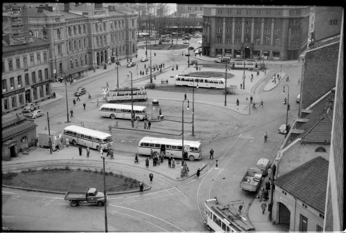 Buss och spårvagns trafik på Jernbanetorget. Østbanens gamla stationshus till vänster i bild, sett från hotell Viking i Oslo.