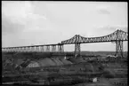 Del av Rendsburger Hochbrücke som sträcker sig över Kiel kanalen en 100 år gammal järnvägsbro.