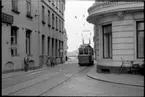 På Frans Suellsgatan mot Stortorget och Centralstationen står Malmö Stads Spårvägar, MSS F 17 linje 1 vid hållplats.