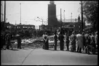 Folksamling utanför Stadshuset vid färdigställandet av viadukt mellan Stadshusbron och Tegelbacken i Stockholm.