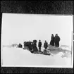 Personal på ångtåget. Till höger i bild ses en snöplog gjord av trä. Sist i tåget ses 1914 års täckta vagn med reglementsenliga slutsignalslyktor.