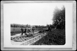 Nära skogvaktarbostället vid Lindfors Gård ses rallare vid d