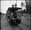 TC Hjelm och Svenska Järnvägsklubben, SJKs ordförande Gunnar Östberg sitter på Nordmark - Klarälvens Järnväg, NKlJ ångdressin 1 WL 1900 på bangården i Nordmark. Vid Svenska Järnvägsklubben, SJKs höstutfärd på NKIJ.