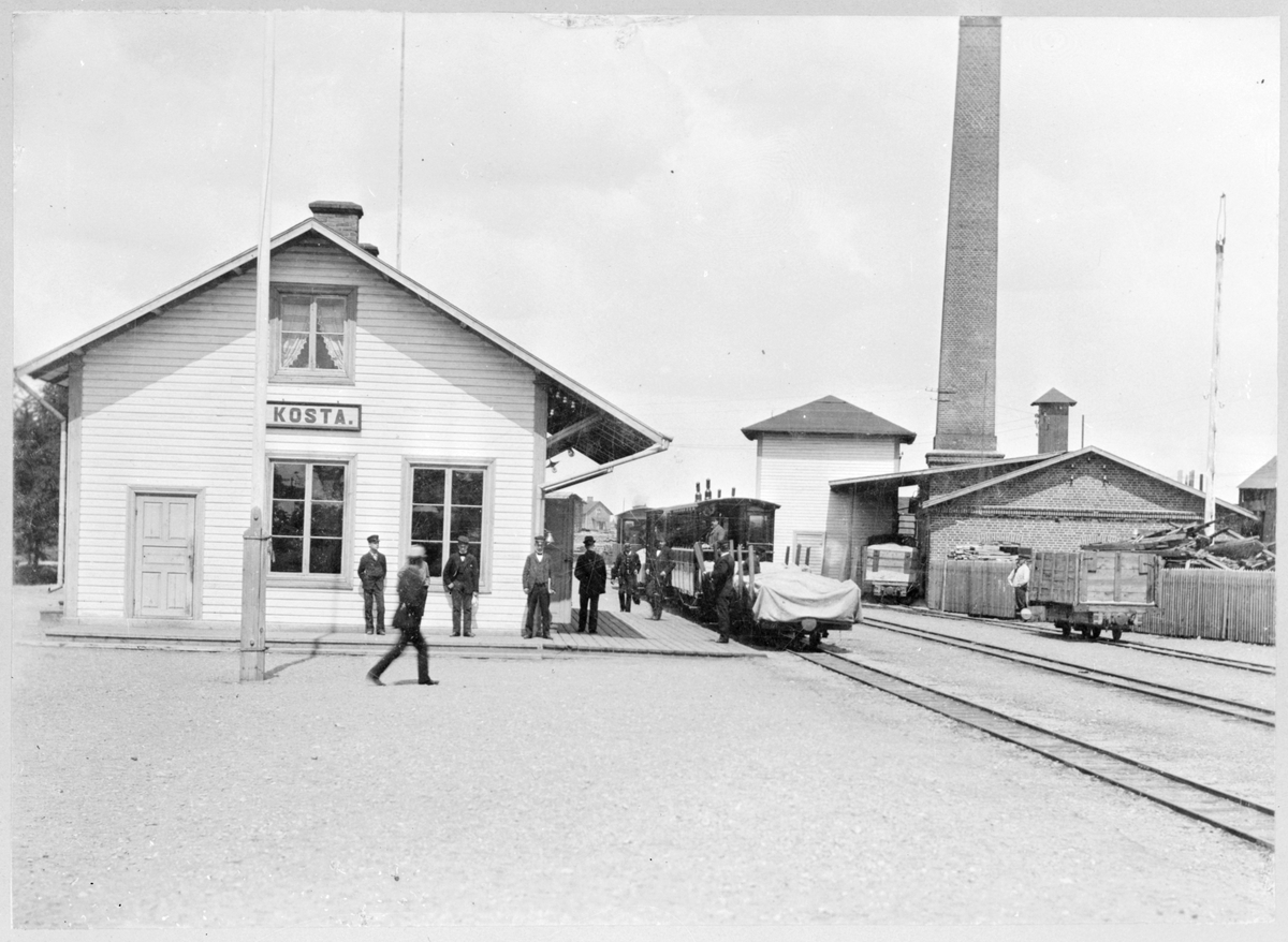 Övre bilden: Persontåg med lok 2 "Lessebo" med snöplog på järnvägsstation i Lessebo med riktning mot Kosta.
Nedre bilden: Kosta - Lessebo Järnväg, KLJ Kosta järnvägsstation.