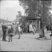 Resenärer till Museijärnvägen Östra Södermanlands Järnväg, ÖSlJ framför biljettluckan vid Lina bruk.