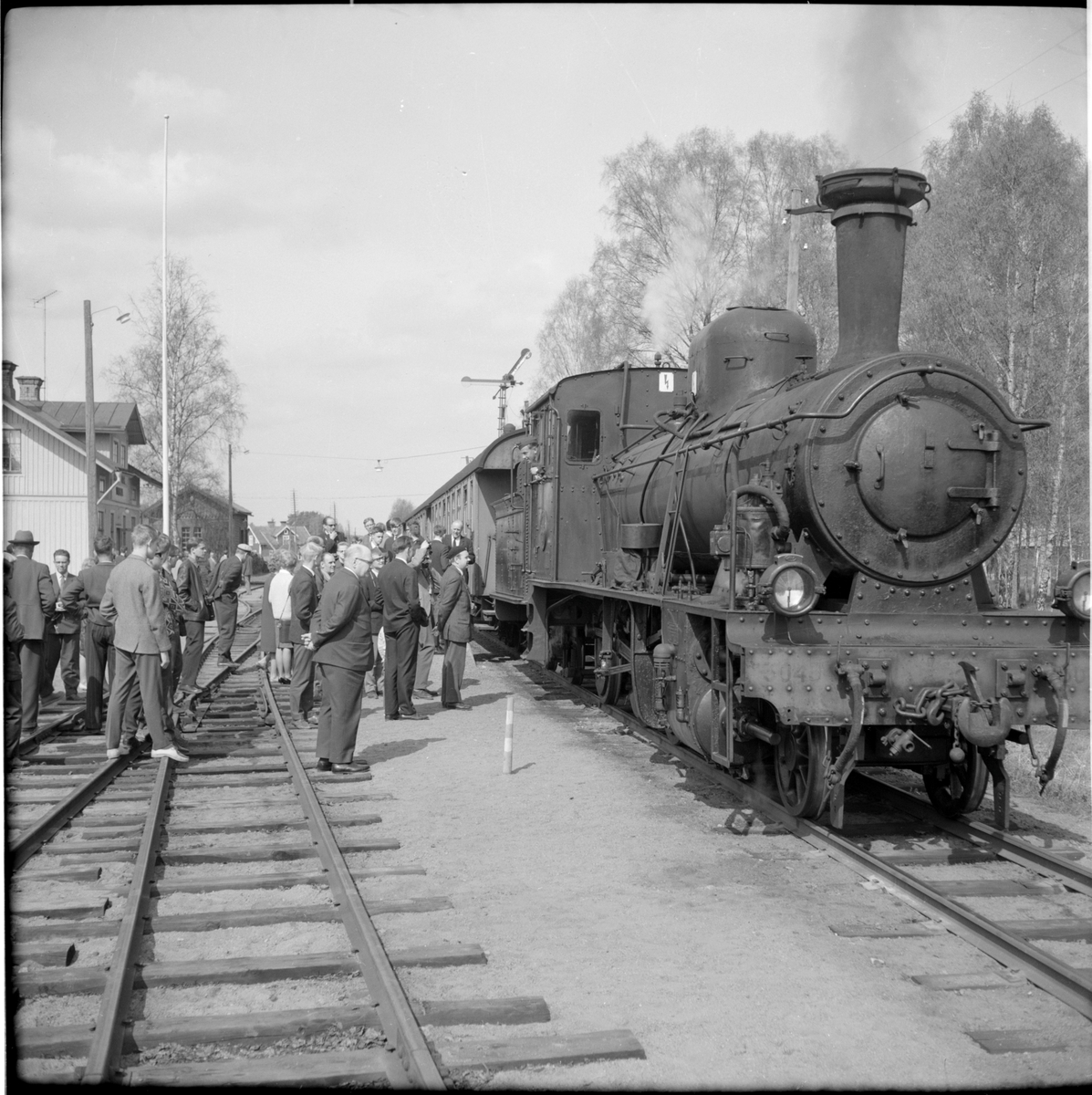 Åskådare på spåret bredvid Statens Järnvägar, SJ Gp 3043. Bilden är tagen vid SJK-resan.