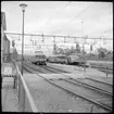 Rälsbussar och Trafikaktiebolaget Grängesberg  Oxelösunds Järnvägar, TGOJ banarbetsfordon på järnvägsstation.