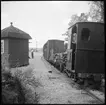 På sträckan Läggesta - Mariefred vid Läggesta Östra station. Stationshuset är en kur från Saltsjöbanan tillhörande Museijärnvägen, Östra Södermanlands Järnväg, ÖSlJ. Till höger i bild ångtåg med lok 2 