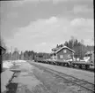 Godståg framför stationshuset i Gravendal.