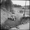 Schaktmaskin, traktor och dumper används vid förberedande arbete av Museijärnvägen, Östra Södermanlands Järnväg, ÖSlJ banförlängningen Läggesta Södra.