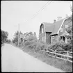 Bostadshus vid landsvägen i Valleviken som ligger på nordöstra Gotland.