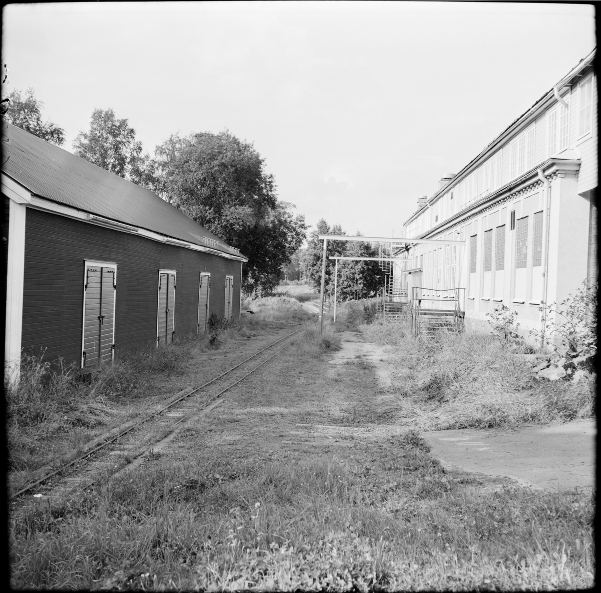 Smalspår bredvid fabriksbyggnad i Gyttorp.