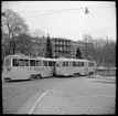 Aktiebolaget Stockholms Spårvägar, SS A27 498 och SS A25 429 linje 2 Fredhäll - Karlaplan möts vid Mariebergsgatan på viadukten över Drottningsholmsvägen.