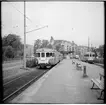 Vid Säröbanans station vid Linnèplatsen i Göteborg.
Till vänster i bild närmast kameran YBo6. Övriga fordon på bilden är motorvagnssläp littera UBoy.