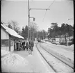 Resande på hållplats vid Parkvägen där Trafik Aktiebolaget Stockholm Södra Lidingöns Järnväg, SSLidJ B24(A) 33 