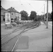 Vid Allèparkens hållplats går banan över mellan höger- och vänster trafik för att passa tunnelbanan.