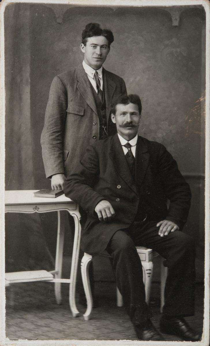 Foran: Emil Adolf Lauritsen, senere Løvaas, født på Brubakken i Vallset 22.02.1880, bak Johan Lauritsen f. 11.02.1894, d. 15.07.1973
