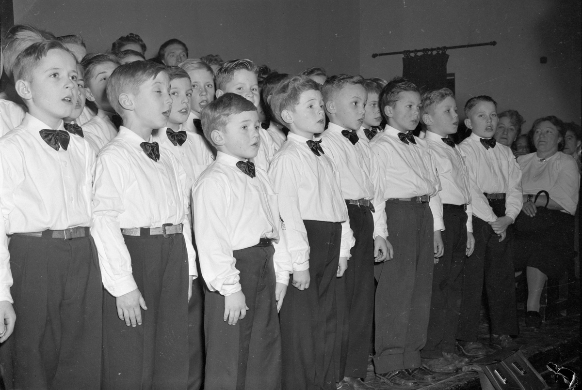 Juletrefest for sjøfolk i Bakklandets menighetshus. Lademoen kirkes guttekor