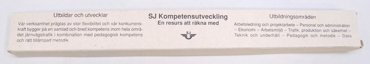 Pennset bestående av fodral, linjal, blyertspenna, sudd och pennvässare.

(1) Fodralet är av brun-grå kartong. På framsidan finns en bild av ett lok med två vagnar som transporterar en linjal och en pennvässare. Motivet är tryckt i svart.

(2) Suddet är brunt och rektangulärt.

(3) Linjalen är av beige trä och mäter från noll till 30. Varje centimeter är utskriven med siffror medan milimetrarna är markerade med sträck. Siffrorna och sträcken är tryckta i svart.

(4) Pennvässaren är av beige trä, medan kniven är av silverfärgad metall. 

(5) Blyertspennan är av beige trä.