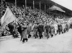 Fälttelegrafisternas kamratförening deltog i år liksom föregående år i festligheterna på Stadion. Bilden visar vår käcka trupp på c:a 50 man under kn Nils Jetzel befäl omedelbart efter förbimarschen för Konungen. Fanförare är sergeant Almborg.