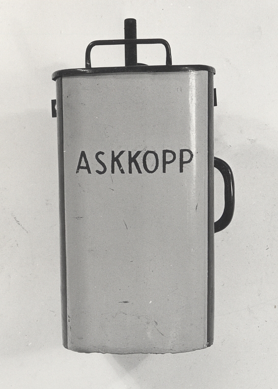 Askkopp av plåt. Handtag på locket och på sidan.