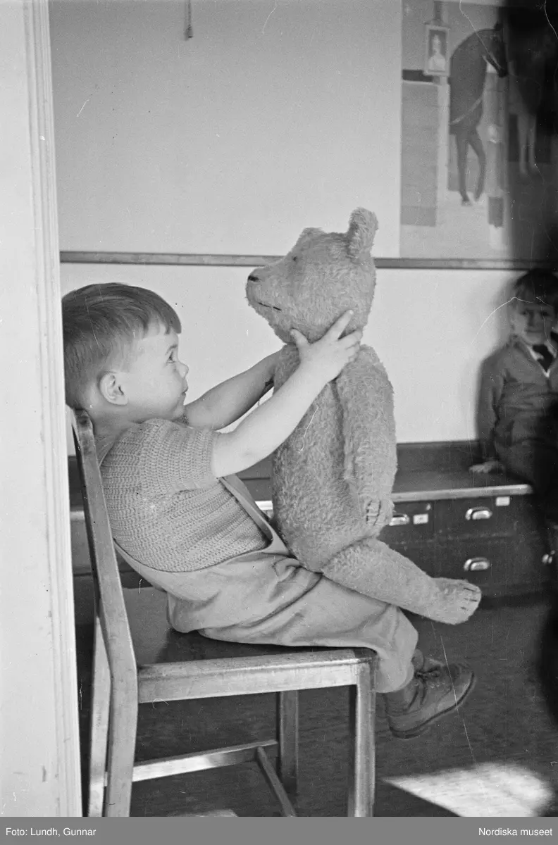 Motiv: H.S.B.s hus i kvarteret "Marmorn" på Skinnarviksbergen lekstugan (HSB);
Lekande barn, ett barn leker med en björn, en rad med handdukar,en hatthylla med kläder och portföljer, exteriör av hyreshus, en hund står på en klippa, passagerare stiger av en båt med skylt "Kungsholmstorg".

Motiv: H.S.B.s hus i kvarteret "Marmorn" på Skinnarviksbergen lekstugan (HSB);
Porträtt av ett barn, krukväxter i ett fönster.